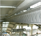 駅連絡橋（ピン状剣山）